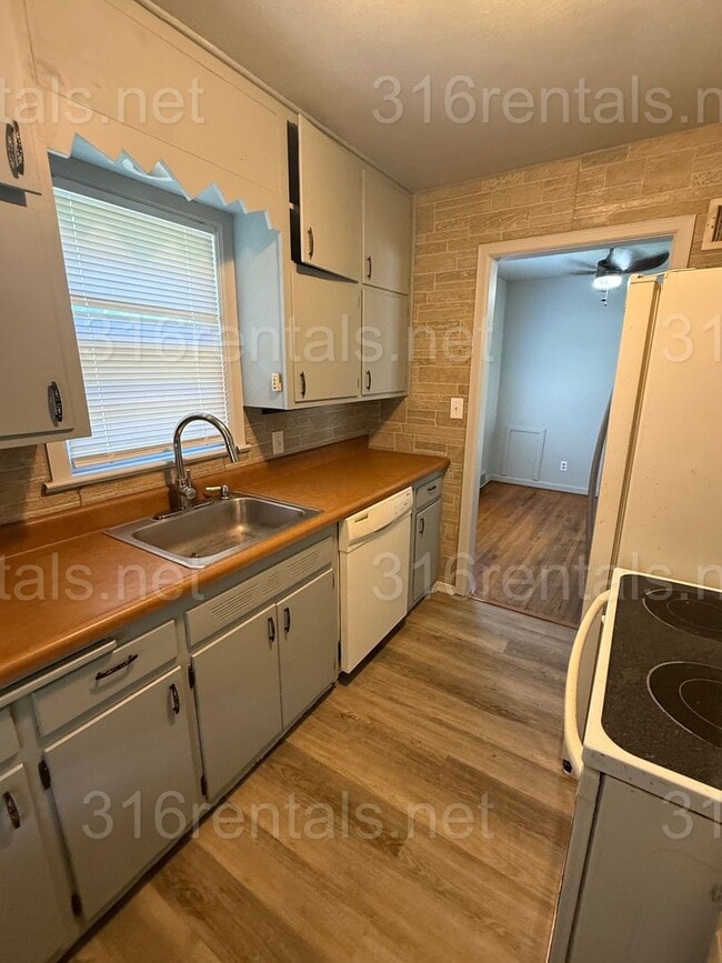 Building Photo - $999 - 2 bedroom / 1 bathroom - Single Fam...