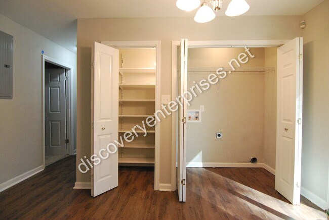 Building Photo - JUST REDUCED! 4 Bdrm / 2 Bath Home - 1st m...