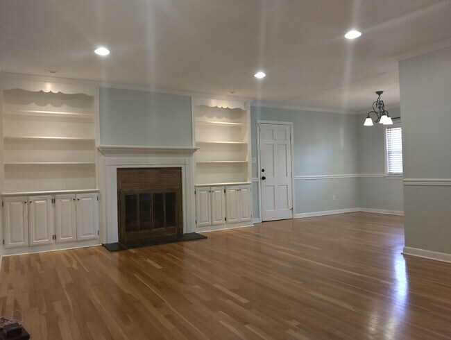 Building Photo - Beautiful 3bd/1.5ba with workshop and large backyard!