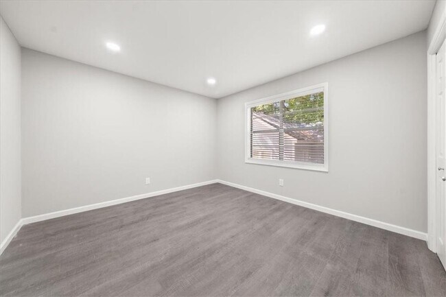 Building Photo - 2637 Lester St