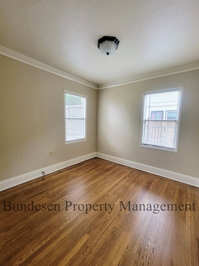 Building Photo - Charming 2 bedroom with vintage appeal