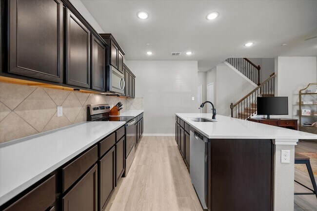 Building Photo - 3500 Brentwood Dr