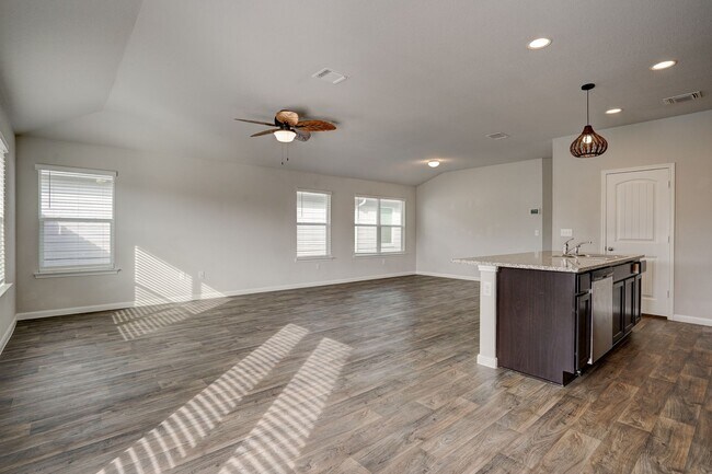 Building Photo - Charming 4/BR 2/BA One-Level Home with Spa...