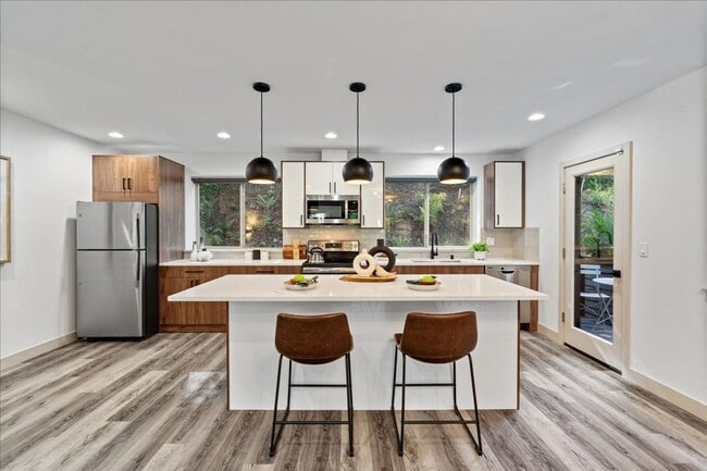 Building Photo - West Seattle - 3 Bedroom - 2.5 Bathroom w/ AC!