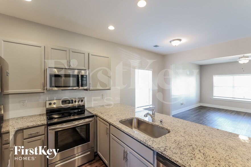 Building Photo - 2762 Village Pl