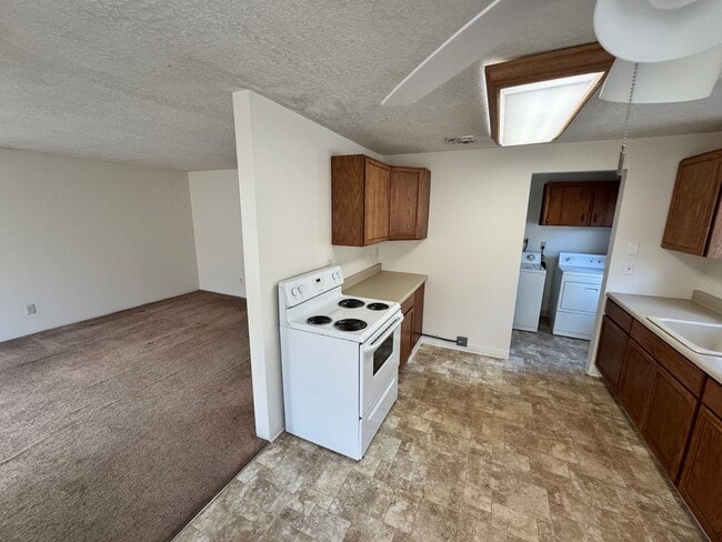 Building Photo - Charming 3-Bedroom SE Portland Home – Fully Fenced Yard - Video attached