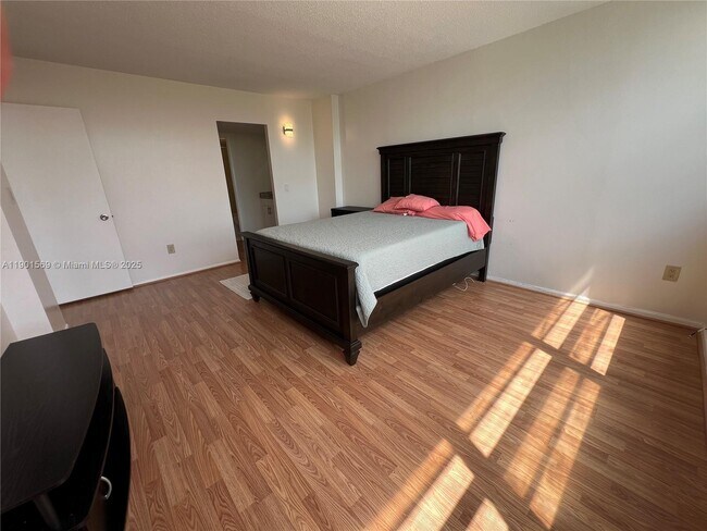 Building Photo - 1301 NE Miami Gardens Dr