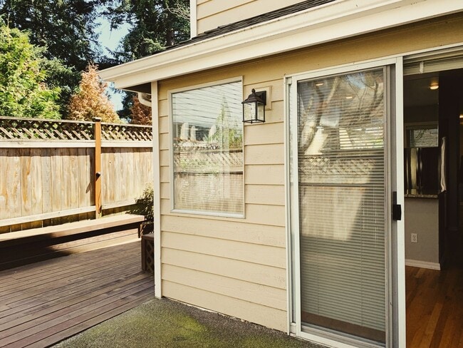 Building Photo - 3Bd/2.5Ba Kirkland Townhome