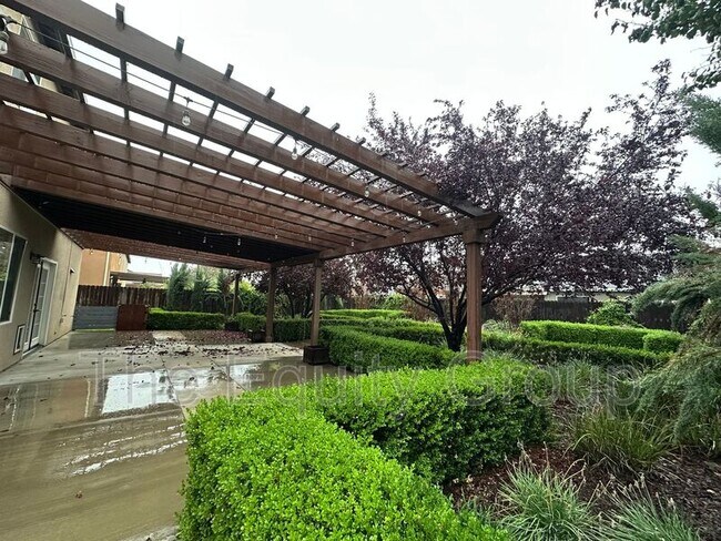 Building Photo - 3842 W Buena Vista Ave