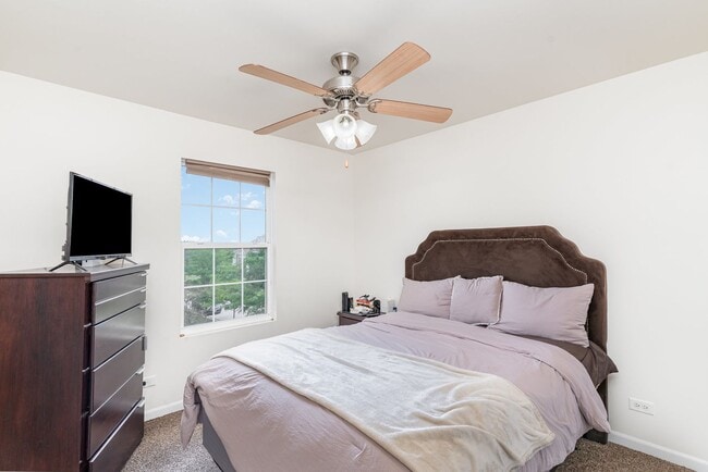 Building Photo - Gorgeous 3 Bed Townhome in Orland Park