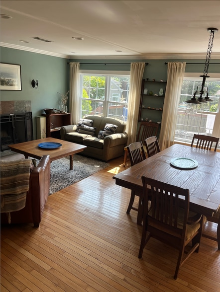dining room + seating area - 7 Evelyn Dr