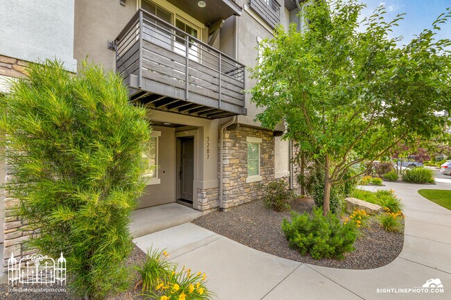 Building Photo - 3287 E Thoroughbred Ln