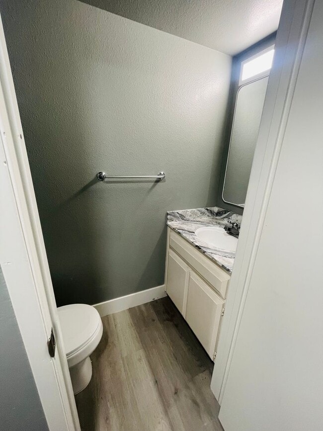 Building Photo - Completely Renovated 2-Bed/1.5 Bath Condo ...