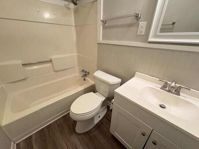 Building Photo - 2 Bedroom, 1 Bathroom House in High Point!