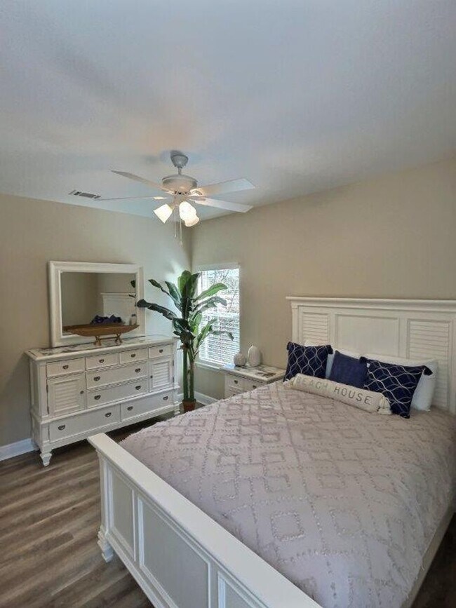 Building Photo - Fully Furnished 2 BD/2 BA Retreat on the B...
