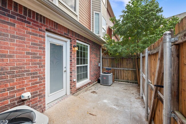Building Photo - AUGUST PRE-LEASE!!!  Spacious 1 Bed, 1 Bat...