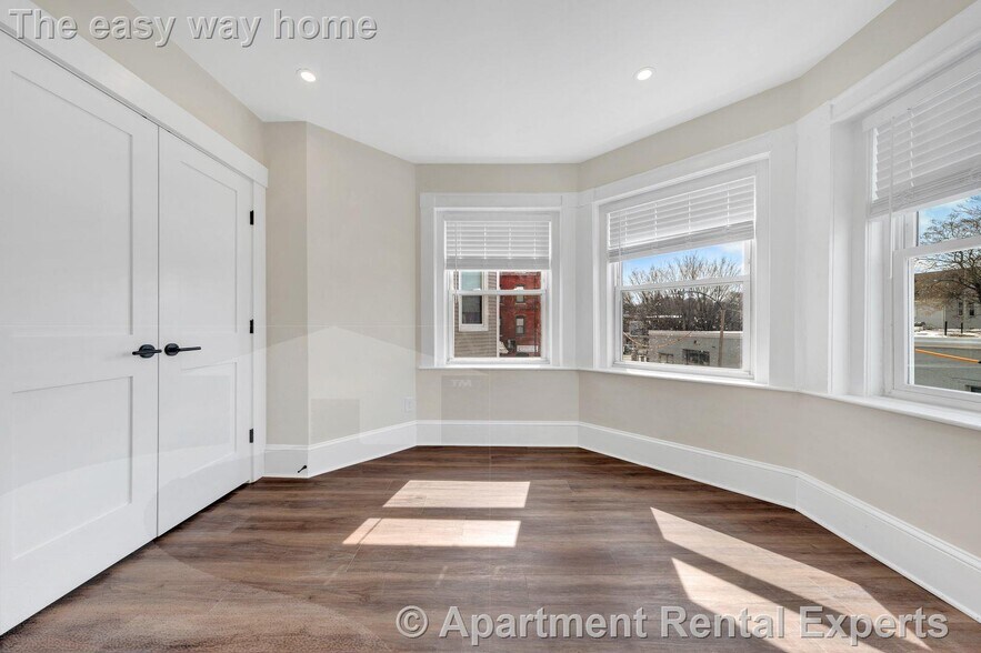 Building Photo - 105 School St