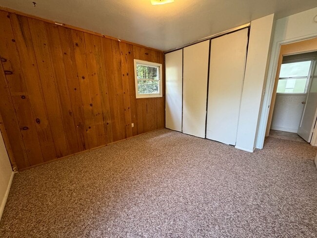 Building Photo - 4 bed/1.5 bath House with large backyard