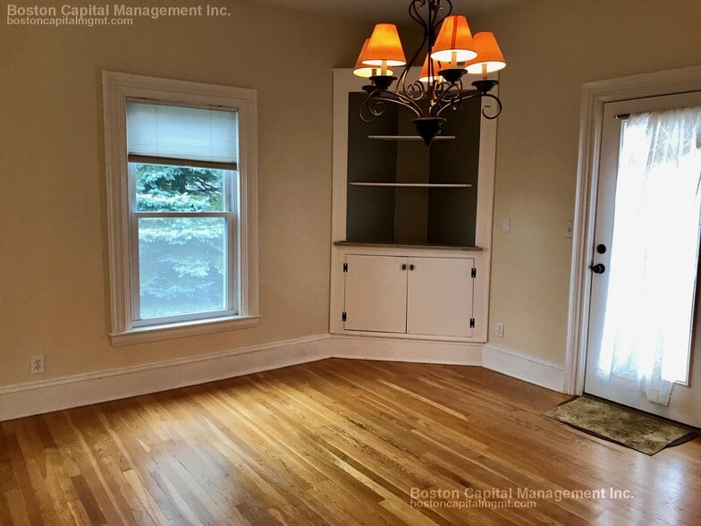 Building Photo - 674 Main St