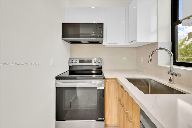 Building Photo - 530 SW 11th Ave