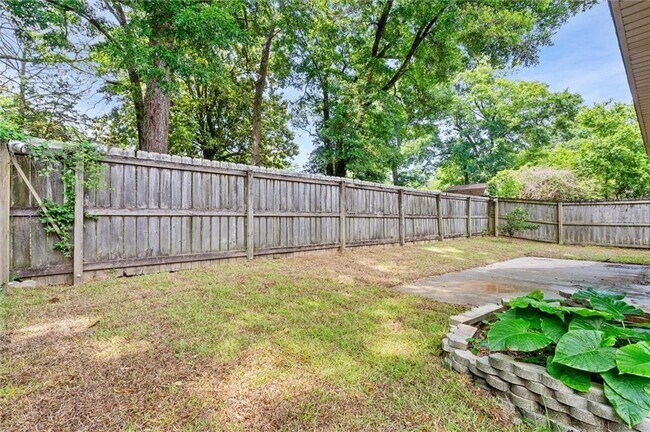 Building Photo - 856 Linlen Ave