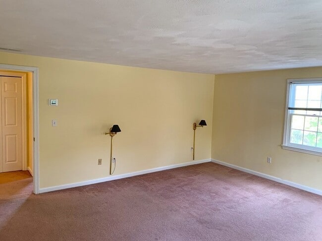 Building Photo - 322 Lowell St