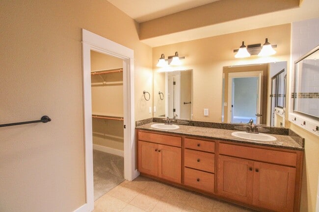 Building Photo - Walnut Grove 3 Bedroom Townhouse