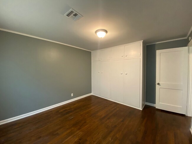 Building Photo - Cozy 2-bedroom 1-bathroom duplex Located i...