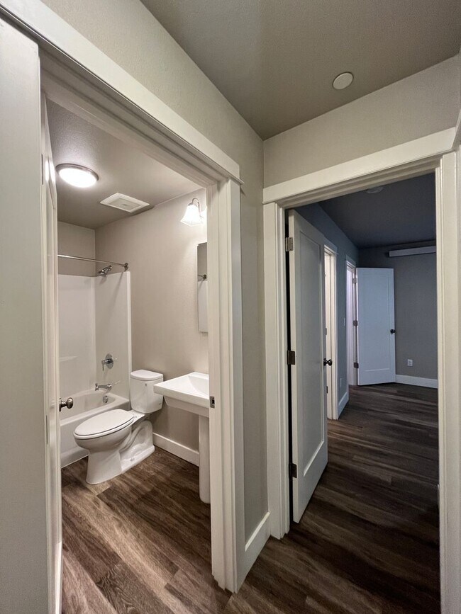 Building Photo - Large 3 Bedroom 2 Bathroom! In-Unit Washer...