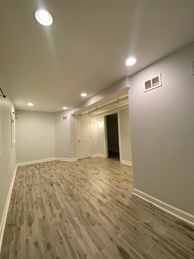 Building Photo - 1721 W Bryn Mawr Ave