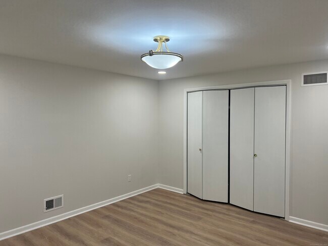 Building Photo - 1211 Farmington Ave