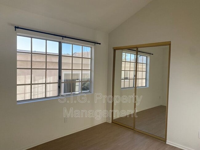 Building Photo - 522 E Maple St