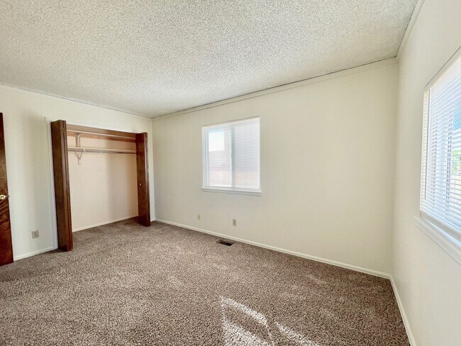 Building Photo - 2 Bedroom 1 Bath Rancher in Constitution H...