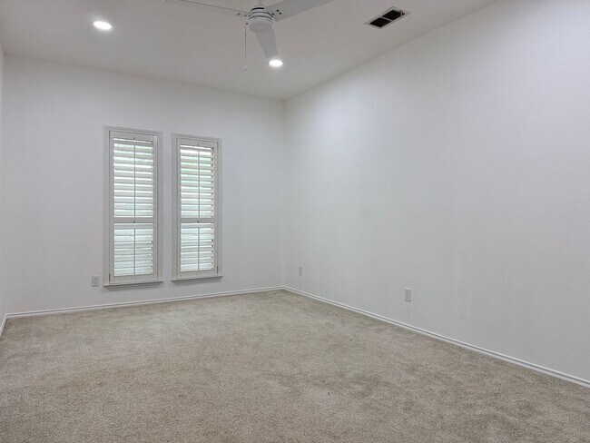 Building Photo - House For Rent