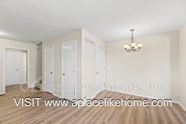 Building Photo - 2216 SW Rambling Vine Rd