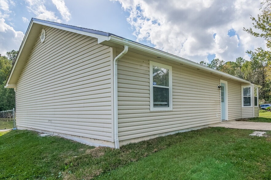 Building Photo - 3032 Twin Oak Dr S