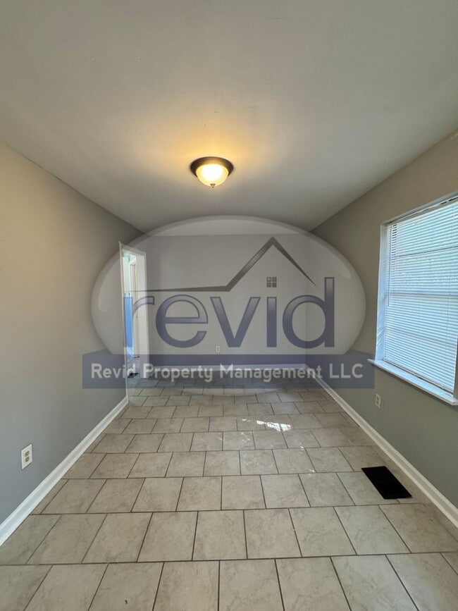 Building Photo - 2 Bedroom 1 Bath House!!