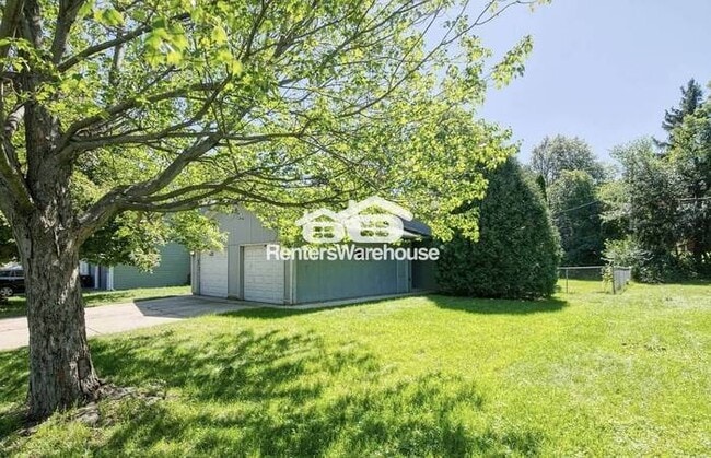 Building Photo - Available 12/1 - Cozy 2 Bed / 1 Bath Side ...