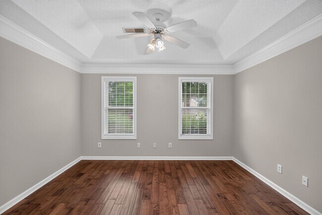 Building Photo - 390 Silverthorn Dr