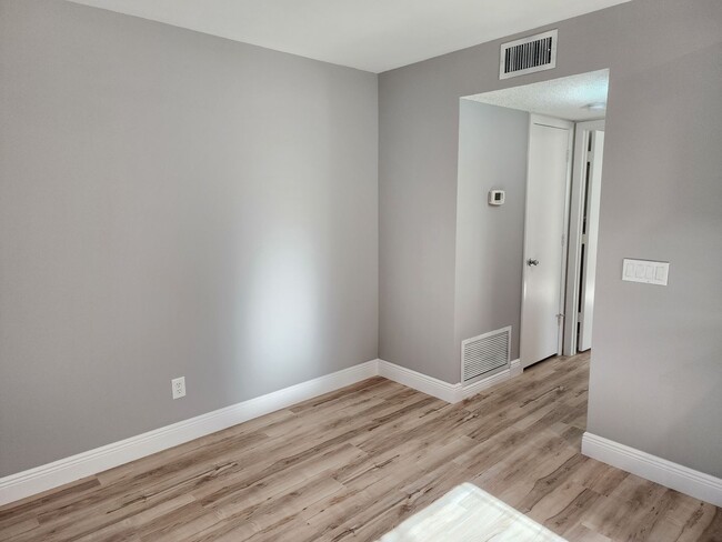 Building Photo - Magnificent 1 bedroom, 1.5 bathroom condo ...