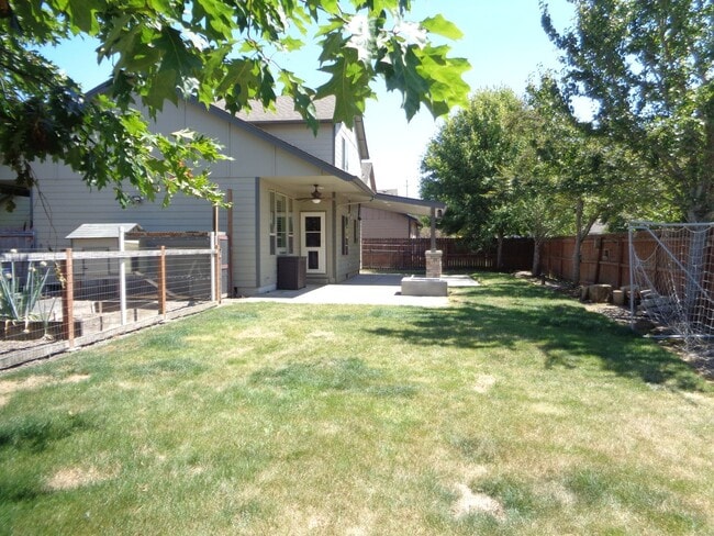Building Photo - Must See 3 Bedroom Home with Fenced Yard!