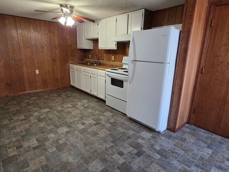 Building Photo - 105 S Elson St