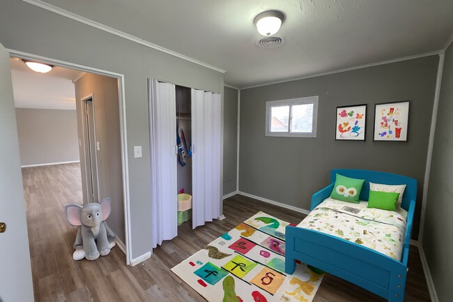 Building Photo - Charming 3-Bedroom Home – Modern, Clean & Carpet-Free!