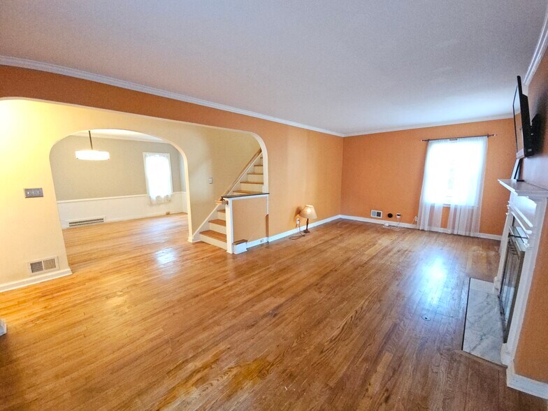 Building Photo - 624 E 74th St