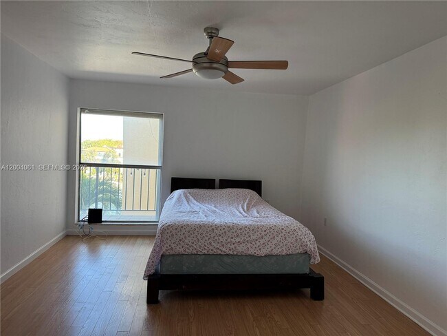 Building Photo - 2600 NE 135th St