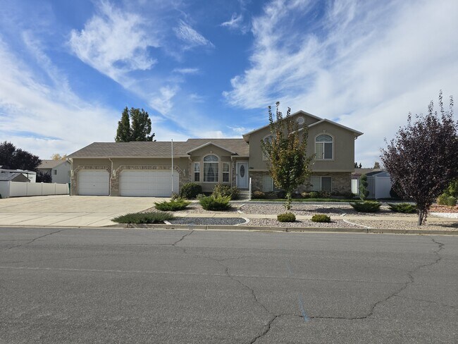 Building Photo - 1361 N 325 E