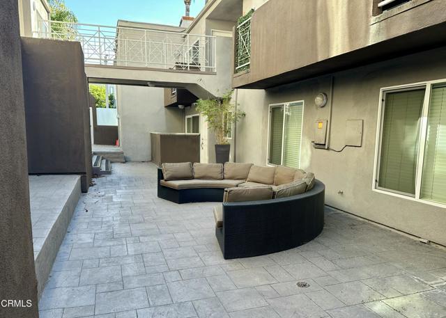 Building Photo - 355 N Maple St