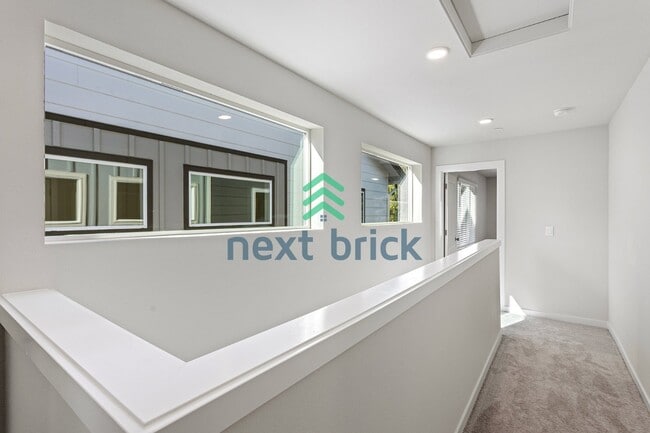 Building Photo - "Spacious 3-Bedroom Luxury Townhouse in Everett with 3 Full Baths"