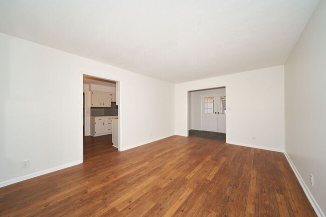 Building Photo - Spacious 3 Bedroom with Finished Basement ...