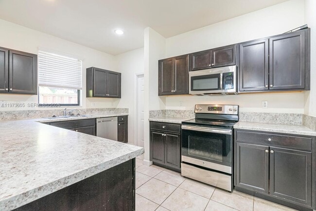 Building Photo - 516 SE 35 Ave